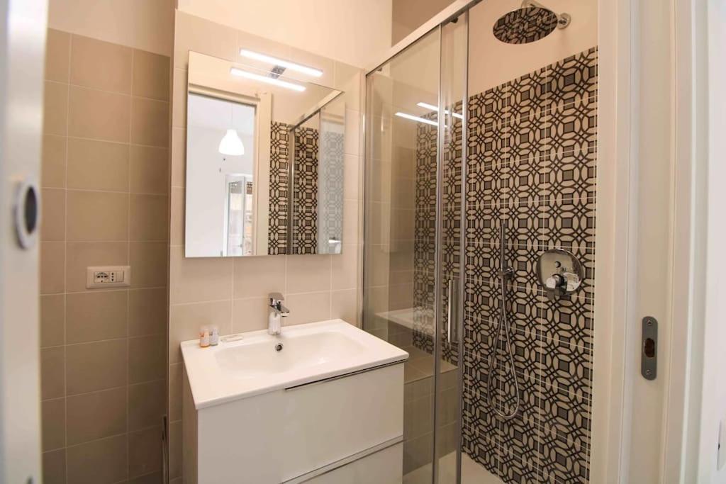 Delicious 2 Bed Room Apartment And Garden By Yh Rome Exterior photo